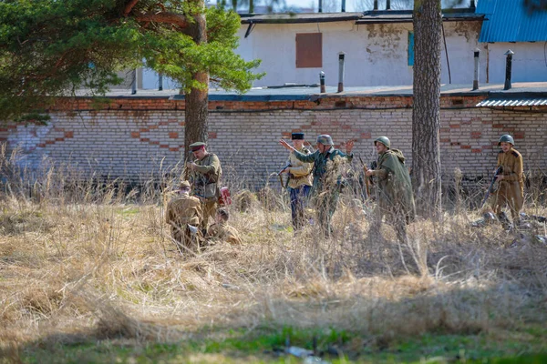 Реконструкция Второй Мировой Войны Русские Солдаты Взяли Плен Немецких Солдат — стоковое фото