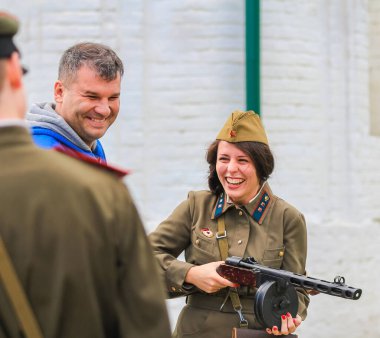 Büyük Vatanseverlik Savaşı 'nın yeniden inşası. Rus askerleri makineli tüfekten ateş ediyorlar. Moskova Rusya 16 Eylül 2017