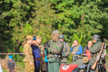 Büyük Vatanseverlik Savaşı 'nın yeniden inşası. Rus askerleri savaştan önce dinleniyorlar. Moskova Rusya 16 Eylül 2017