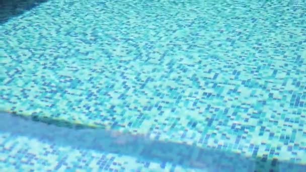 Açık Havuzda Suyun Hareketi Güneşte Yıkandı Mavi Berrak — Stok video