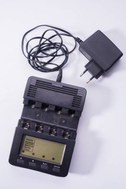 Büyük ekranlı şarj aleti. Uzun güç kablosu olan siyah aygıt