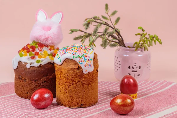 Semana Santa. Pasteles de Pascua con huevos y orejas de conejo sobre un fondo rosa. Semana Santa. — Foto de Stock