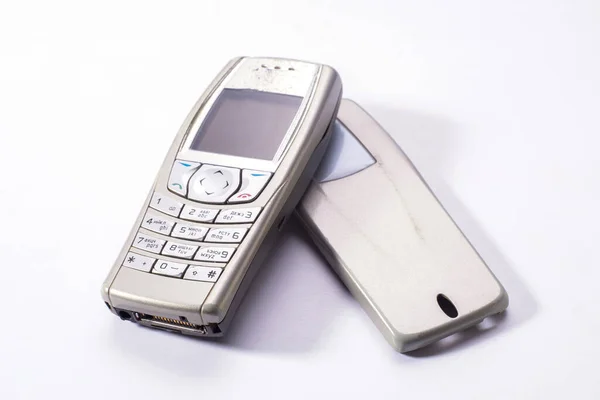 Gammal mobil knapptelefon. Personlig telefon med en liten skärm. — Stockfoto