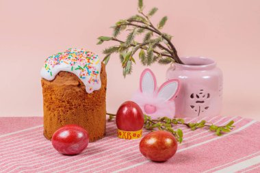 Paskalya. Pembe arka planda yumurta ve tavşan kulaklı Paskalya pastaları. Paskalya.