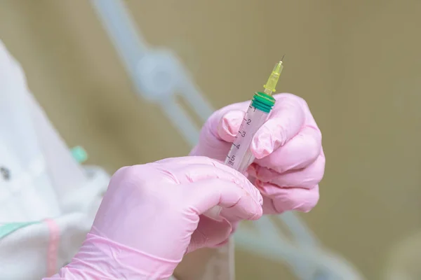 The doctor holds a syringe with blood plasma in his hands for a medical procedure — Stock Photo, Image