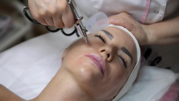 Kosmetolog wykonuje odmładzanie skóry śródceutykami.. — Wideo stockowe