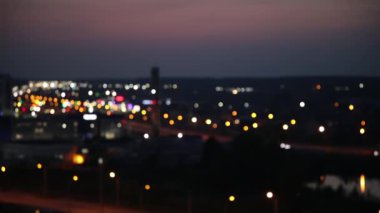 Şehir geceleri odağını kaybetmiş ışıklara odaklanıyor..