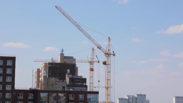 La grúa alta de construcción gira la pluma en la dirección opuesta. — Vídeo de stock