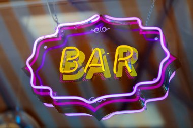 Akşamki vitrinde parlak bir tabela.