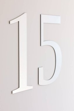 Duvarda 15 numara, hafif metalden oyulmuş. Yer tanımlaması