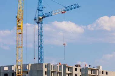 İnşaat yüksek vinci patlamayı ters yönde döndürür..