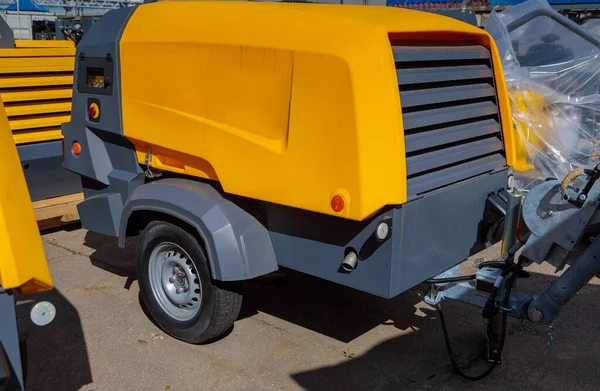 Cihazlara pnömatik hava sağlamak için tekerlekli mobil dizel kompresör