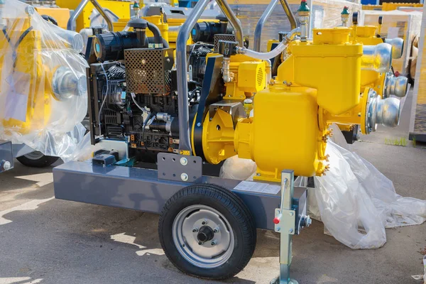 휴대 용 디젤 압축기 가장치에 공기 의공 기공 급기를 공급하기 위해 바퀴에 부착되어 있다 — 스톡 사진