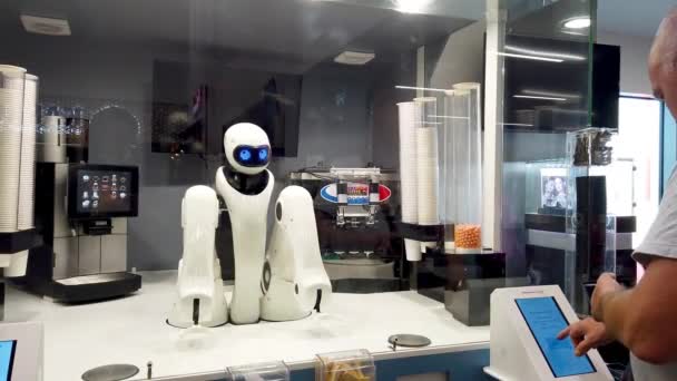 Chelyabinsk, Russie, 17 mai 2021. Un robot dans un kiosque de l'aéroport sert un client. Il sort de la glace. — Video