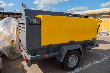 Cihazlara pnömatik hava sağlamak için tekerlekli mobil dizel kompresör