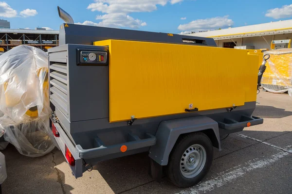 Compressor diesel móvel sobre rodas para o fornecimento de ar pneumático aos dispositivos — Fotografia de Stock