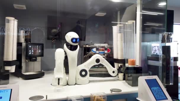 Un robot dans un kiosque de l'aéroport sert un client. Il sort de la glace. — Video