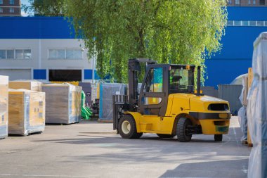 Ağır mobil kompresörlerin özel ekipmanlarla taşınması