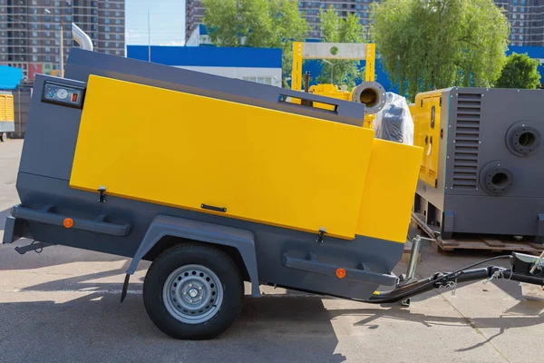 Cihazlara pnömatik hava sağlamak için tekerlekli mobil dizel kompresör