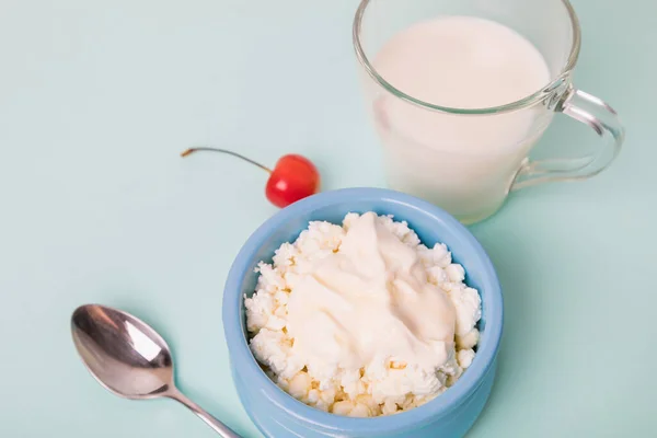 Cottage Cheese Blue Bowl Sour Cream Honey Cup Milk Morning — Stock Photo, Image