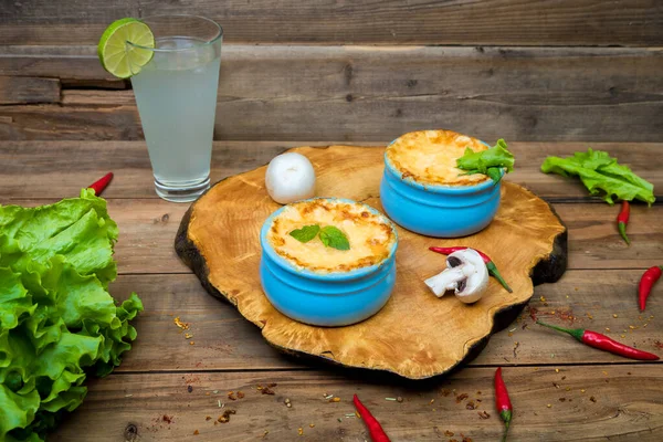 Tahta üzerinde mantarlı jülyen saksısı..