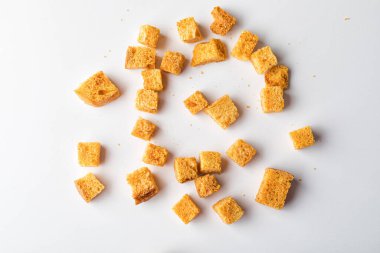 Kare ekmek kırıntıları. Fırında kızartılmış altın kahverengi ekmek kırıntıları..