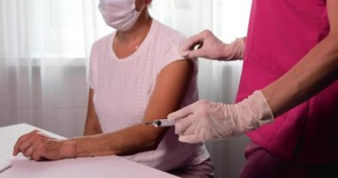 Beyaz eldivenli bir kız doktor aşı yapar, koronavirüse karşı aşı, grip....