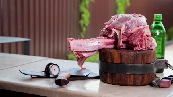 Carne cruda en una cubierta para hacer el almuerzo. Carne fresca en una tabla de cortar con aceite de oliva y un cuchillo. — Vídeos de Stock
