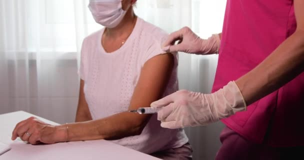 一名戴着白手套的女医生进行了疫苗接种，一种防止考拉韦病毒和流感的疫苗. — 图库视频影像
