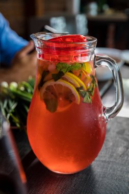 Limonlu ve naneli soğuk kırmızı meyve suyu sürahisi ile öğle yemeği..