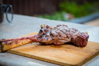 Kesme tahtasında ızgara et. Akşam yemeği için fırında et..