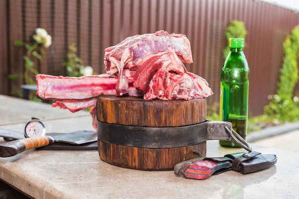 Carne crua num baralho para fazer o almoço. Carne fresca em uma tábua de corte com azeite e uma faca. — Fotografia de Stock