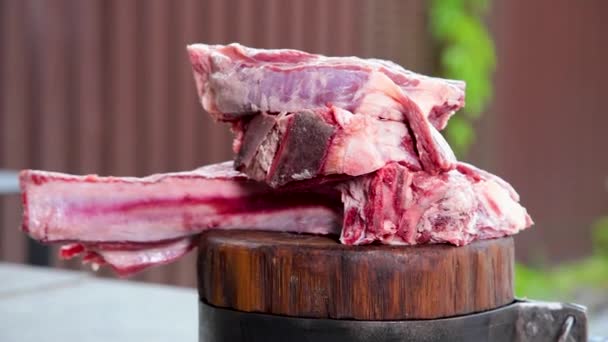 Raw meat on a deck for making lunch. Fresh meat on a cutting board with olive oil and a knife. — Stock Video