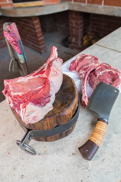 把生肉放在甲板上 把刀插在肉上 切菜板上的鲜肉 后续行动 — 图库照片
