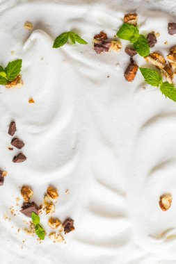 Çikolata, hindistan cevizi ve naneli kremalı yumurta beyazı. Beyaz arkaplanda metin için yeri olan kompozisyon. Yerleşim planı. Yukarıdan görüntüle.