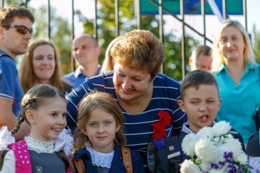 Birinci sınıflar 1 Eylül 'de okul yılının başlamasını kutluyorlar. Çocuklar birinci sınıfa çiçeklerle giderler. Okul eğitimi konsepti. Moskova, Rusya, 2 Eylül 2019