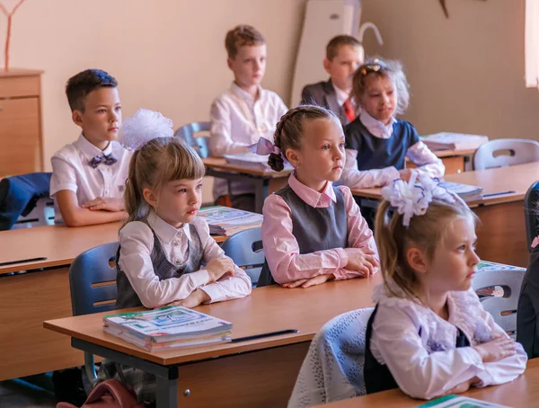 아이들은 시간에 책상에 앉는다 초등학생들은 수업에서 교사의 듣습니다 러시아 모스크바 — 스톡 사진