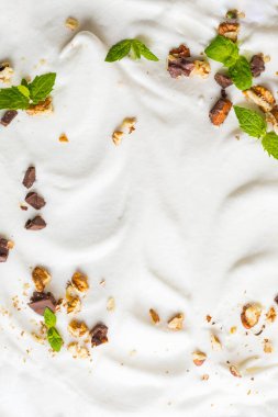 Çikolata, hindistan cevizi ve naneli kremalı yumurta beyazı. Beyaz arkaplanda metin için yeri olan kompozisyon. Yerleşim planı. Yukarıdan görüntüle.