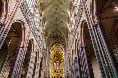 Prag 'daki Katolik Katedrali' nin içinde. İnanç ve ibadet kavramı.