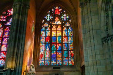 Prag 'daki St. Vitus Katolik Katedrali' nin çok renkli vitray pencereleri..