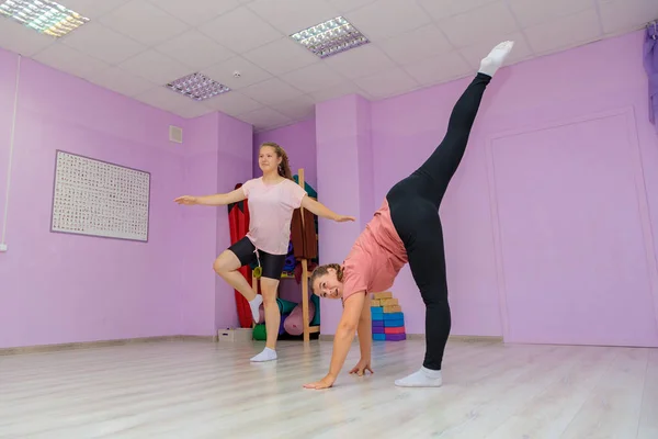 Chica instructora de baile muestra los elementos del número a otra chica. Entrenamiento de danza —  Fotos de Stock