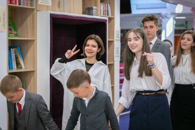 Son sınıflar birinci sınıfları okulla tanıştırır. Eylül 'ün ilk günü. Okul.