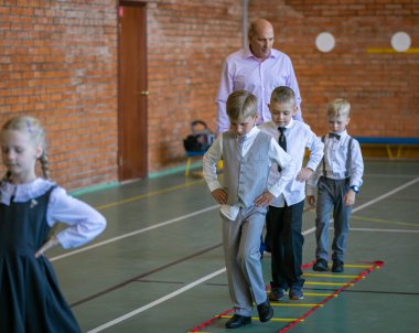 Spor salonundaki ilk beden eğitimi dersinde birinci sınıflar. Moskova, Rusya, 2 Eylül 2019