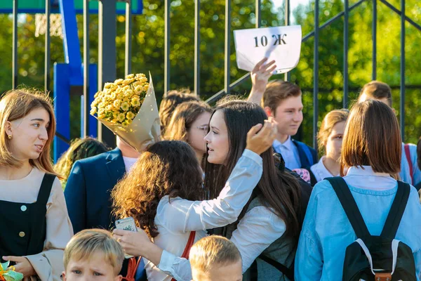 Estudiantes de secundaria se reunieron en la alineación el 1 de septiembre en la escuela. — Foto de Stock