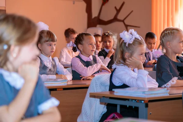 Діти 1 вересня сидять за партами в класі. Москва (Росія) 2 вересня 2019 — стокове фото