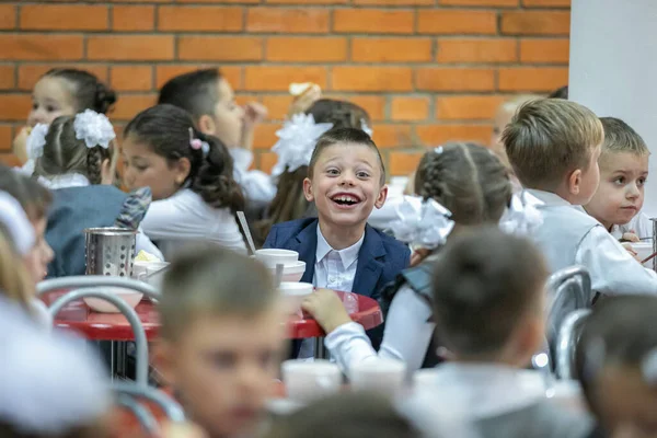 Los niños de primer grado comen en la cafetería de la escuela. Moscú, Rusia, 2 de septiembre de 2019 — Foto de Stock