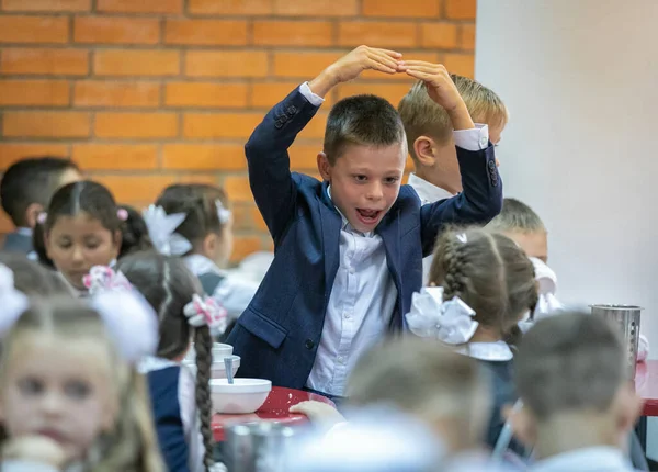 Los niños de primer grado comen en la cafetería de la escuela. Moscú, Rusia, 2 de septiembre de 2019 — Foto de Stock