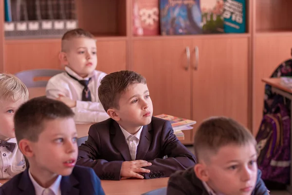 As crianças sentam-se em suas mesas na aula em 1 de setembro. Moscou, Rússia, 2 de setembro de 2019 — Fotografia de Stock