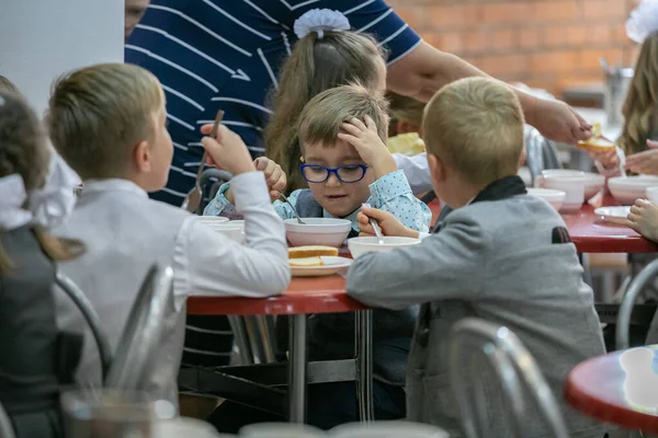 Os alunos do primeiro ano comem na cantina da escola. Moscou, Rússia, 2 de setembro de 2019 Fotografias De Stock Royalty-Free