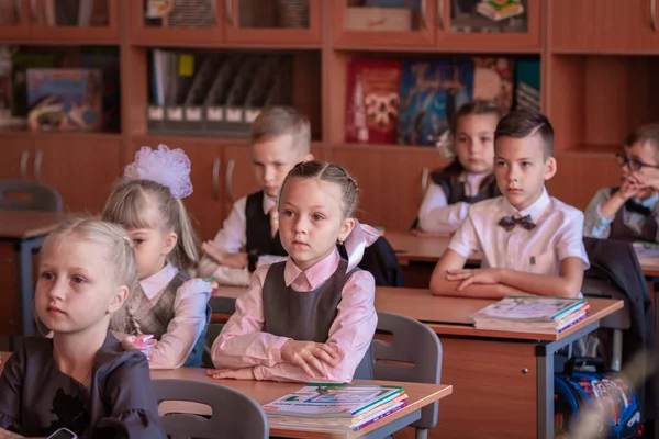 9月1日，孩子们坐在课桌前。2019年9月2日，俄罗斯莫斯科 免版税图库图片